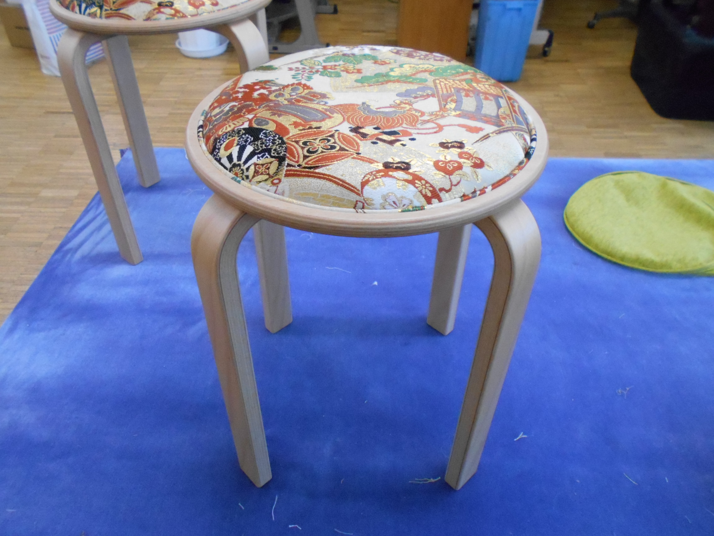 帯活用 お手持ちの帯でスツールを タンスの帯を甦がえらせます